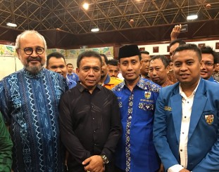 Ketgam : Ketua DPD KNPI Sultra, H. Syahrul Beddu dan Ketua DPD KNPI Se-Indonesia D Foto bersama Gubernur Aceh, Irwandi Yusuf