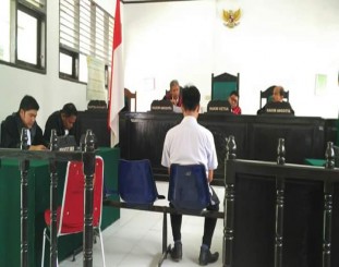 Terdakwa Helmi Topa, duduk dipersidangan mendengarkan bacaan dakwaanya oleh JPU