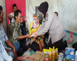 Tim Polresta Pekanbaru saat mengunjungi kediaman Nur Yusuf, Jumat (1/12/2017).
Dokumentasi:JNN