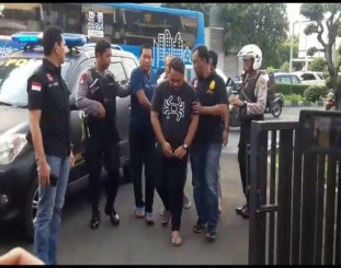 Ketgam : Ketiga orang tersangka pengeroyok anggota polantas /foto DAR 