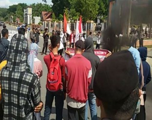 Ketgam : Massa Aksi  saat menggelar  unjuk rasa di Dprd kolaka 