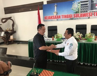 Ketua KPU Sultra (Kemeja putih) usai penandatanganan MoU di Kantor Kejati Sultra, Selasa (16/1/2018). Foto: Istimewa.