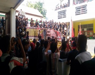 Suasana saat Mahasiswa menggelar aksi demonstrasi di UMK, Kendari. Foto: Istimewa.
