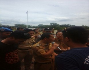 Bupati & Wakil Bupati Konsel saat menemui massa aksi. Foto: Istimewa