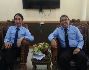 Kakanwil Kemenkumham Sultra, Sofyan (Kiri), bersama Kepala Kantor Imigrasi Kelas I Kendari, Muh. Adhar (Kanan). Foto: Istimewa.