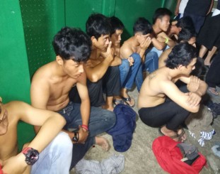 Ketgam : Kelompok pemuda yang diamankan tim pemburu preman polres jakarta barat. 