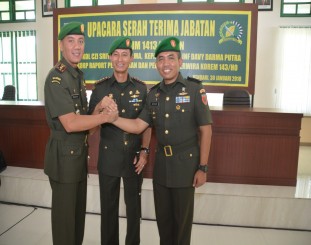 Kolonel Arm Dedi Nurhadiman (Tengah) Foto: Istimewa.