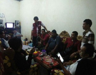 Keterangan Gambar : Personel FORMAT saat rapat pemantapan kegiatan Dialog Pers di Kabupaten Pasangkayu, Selasa (06/02-2018).