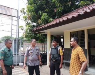 Kapolsek Kembangan Polres Metro Jakarta Barat Kompol Supriyadi SH menyambangi Gereja MKK