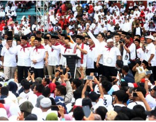 Prabowo - sandi di depan pendukungnya 
Foto istimewa