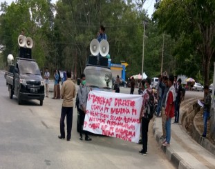 Ketgam : Massa aksi dari BMPK - Sultra saat melakukan orasi sebelum menuju kantor Esdm Prov sultra 