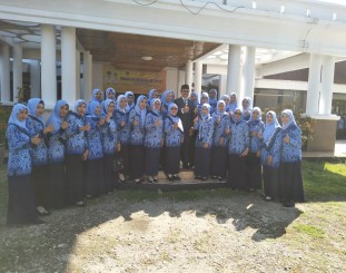 Foto bersama Sekda Wakatobi Muh Ilyas Abibu bersama sejumlah guru di depan kantor Bupati Wakatobi