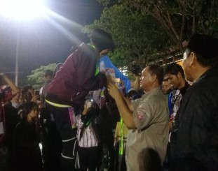 Ketgam : penyerahan medali kepada para atlit voli oleh Bupati kolaka