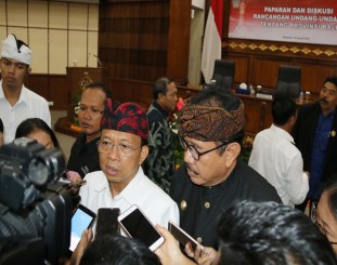 Ketgam : Gubernur Bali Wayan koster / foto Made 