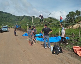 Warga masyarakat saat mendirikan tenda di jalan produksi milik PT Sari Asri Rejeki Indonesia (SARI)