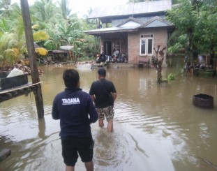 Ketgam : Dinsos Kab pasang kayu saat meninjau lokasi banjir. 