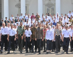 Presiden Jokowi didampingi Menko Kemaritiman melangkah bareng bersama peserta Rakornas BMKG