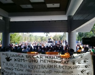 Ribuan mahasiswa UHO saat menggelar demonstrasi di gedung rektorat