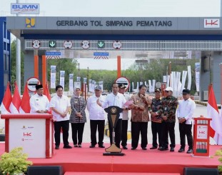 Presiden Jokowi memberikan sambutan pada peresmian Ruas Jalan Tol 