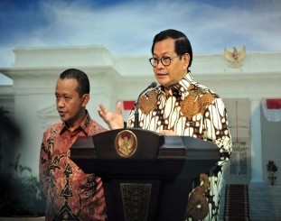 Seskab Pramono Anung didampingi Kepala BKPM Bahdil Lahadlia menyampaikan keterangan pers usai mengikuti Ratas tentang Percepatan Kemudahan Berusaha, di Kantor Presiden, Jakarta, Kamis (21/11) siang.