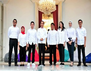 
Presiden Jokowi berfoto bersama 7 SKP dari kalangan millenial, yang diperkenalkannya di Verranda Istana Merdeka, Jakarta, Kamis (21/11) sore.