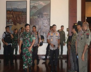 Kapolri Jendral Pol. Drs. Idham Azis, M.Si dan Panglima TNI Marsekal Hadi Tjahjanto, S.I.P 