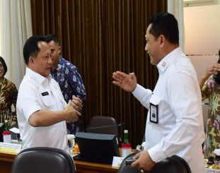 Ka Bulog Budi Waseso berbincang dengan Mendagri Tito Karnavian menjelang rapat terbatas, di Kantor Presiden, Jakarta, Rabu (4/12) siang.