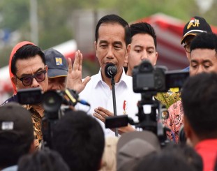 Presiden Jokowi menjawab wartawan usai meresmikan Jalan Tol JORR II ruas Kunciran-Serpong di Gerbang Tol Parigi, Kota Tangerang Selatan, Banten