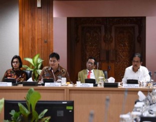 Menko Perekonomian Airlangga Hartarto didampingi Menko Polhukam, Menkeu, dan Menteri ATR/Kepala BPN menyampaikan keterangan pers usai memimpin Rakor tentang Omnibus Law, di Jakarta,