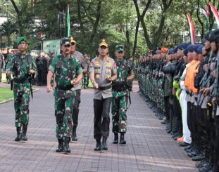 Panglima TNI Marsekal TNI Dr. (H.C.) Hadi Tjahjanto, S.I.P. dan Kapolri Jenderal Pol Drs. Idham Azis, M.Si. memimpin Apel 