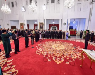 Presiden Jokowi menyaksikan pengucapan sumpah Dewan Pengawas KPK 2019-2023, di Istana Negara, Jakarta, Jumat (20/12) siang.