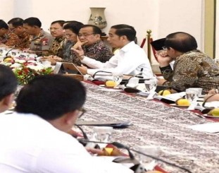 Presiden Jokowi memimpin Ratas tentang Perkembangan Penyusunan Omnibus Law Cipta Lapangan Kerja, di Istana Kepresidenan Bogor, Jawa Barat, Jumat (27/12) pagi.