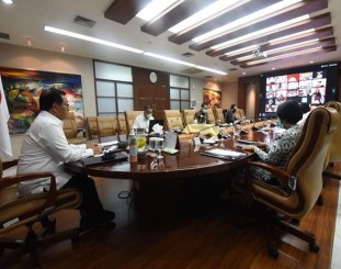 Seskab menyimak arahan Presiden pada Ratas Efektivitas Penyaluran Program Jaring Pengaman Sosial, Selasa (7/4), melalui Konferensi Video dari Istana Merdeka, Provinsi DKI Jakarta.