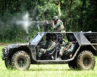 Ketgam Yontaifib 2 Mar  melaksanakan latihan menembak di atas Rantis (Kendaraan Taktis) serbu terbaru TNI AL P6 ATAV (All Terrain Assault Vehicle / foto Eric Ireng 