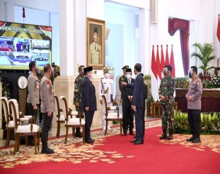 Presiden Joko Widodo memberikan arahan dalam Rapat Pimpinan TNI dan Polri Tahun 2021 di Istana Negara, Jakarta, pada Senin, 15 Februari 2021/ foto; BPMI Setpres/Lukas