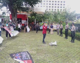 Forum Advokasi Mahasiswa Hukum Indonesia Sultra saat berunjuk rasa di kantor KPK RI 