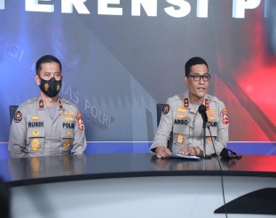 Kadiv Humas Polri, Irjen. Pol. Argo Yuwono memberikan keterangan terkait bom bunuhdiri di Makassar