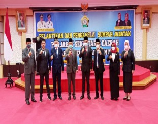 Wakil Gubernur Sulawesi Tenggara, Dr. H. Lukman Abunawas melantik H. Belli sebagai pejabat Sekda Koltim