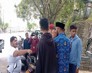 Ketgam : foto aksi unras di kantor pos Gakkum Kendari 