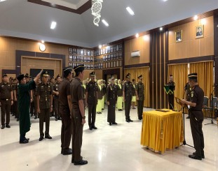 Kajati sultra Hendro Dewanto Lantik dan ambil sumpah jabatan Wakajati dan pejabat eselon III di lingkup kejaksaan tinggi Sulawesi tenggara 