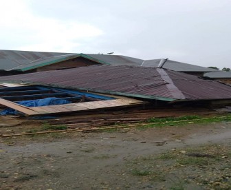 Ketgam : rumah warga yang terkena terjangan angin puting beliung/ foto Imank 