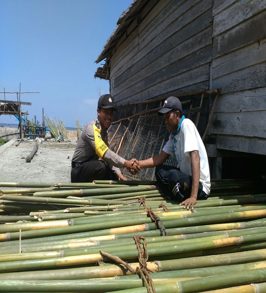 Ketgam : Brigadir Sugianto saat menyerahkan bantuan bambu ke nelayan