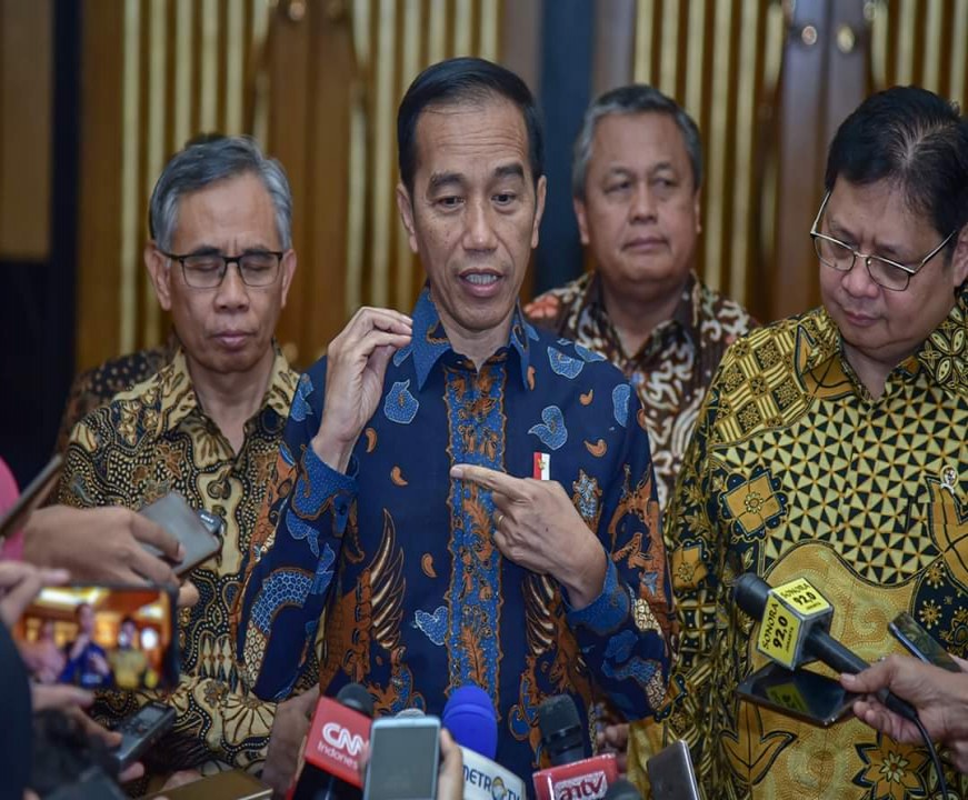 Presiden Jokowi menjawab wartawan usai Rakornas Tim Percepatan Akses Keuangan Daerah dan Silaturahmi Nasional Bank Wakaf Mikro, di Grand Ball Room Hotel Mulia, Jakarta, Selasa (10/12) pagi.