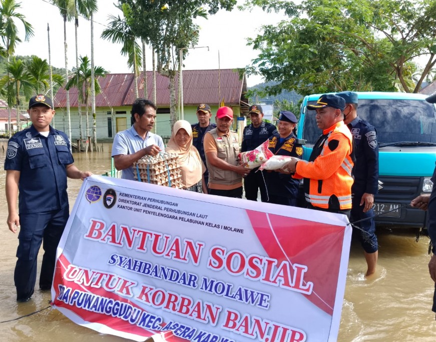 Penyerahan bantuan sembako ke warga terdampar banjir 